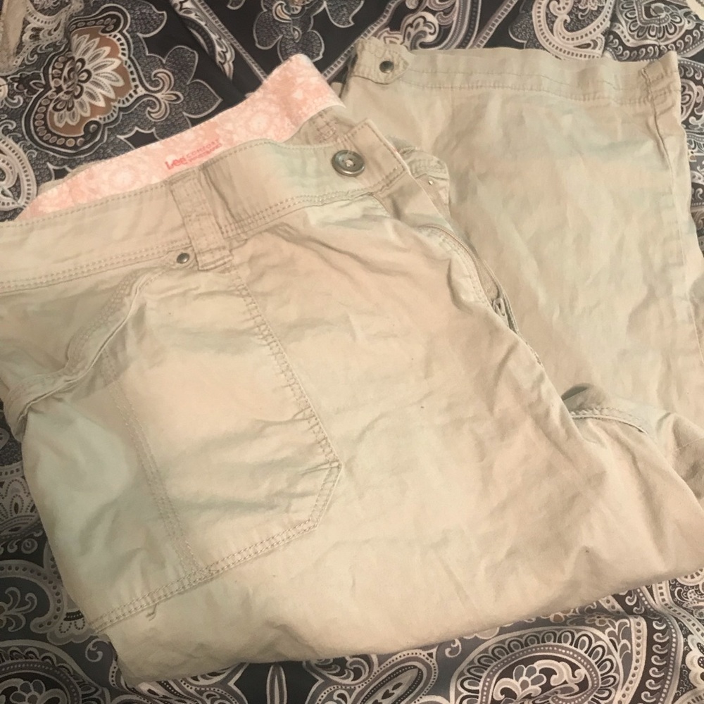 SOLD!!!Lee Comfort-waist Khaki capris
